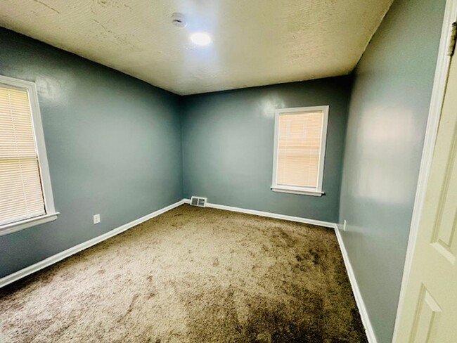 Building Photo - 2 Bedroom 1 Bath Single Family Home For Le...