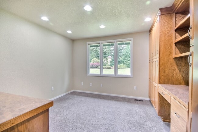 Building Photo - Fantastic Remodel in E Renton Highlands!