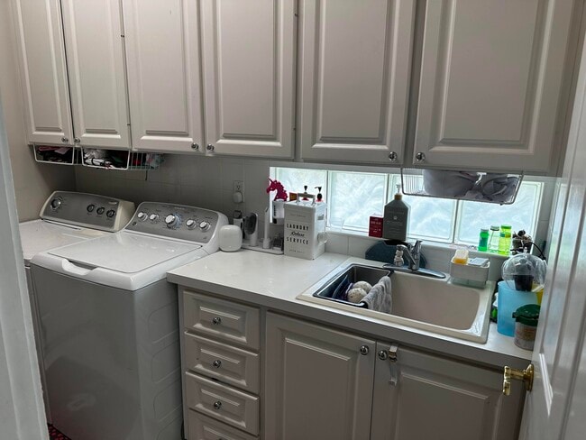 Building Photo - 2023 Valencia Dr