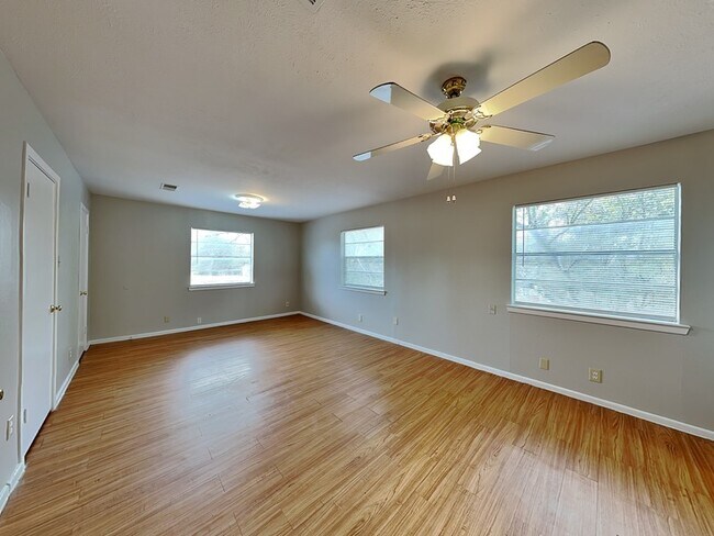 Building Photo - 329 Deer Creek Rd