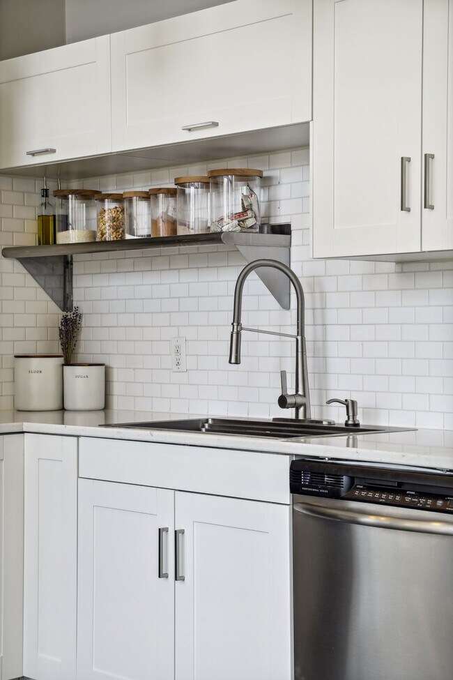 Building Photo - 500 Robert St N