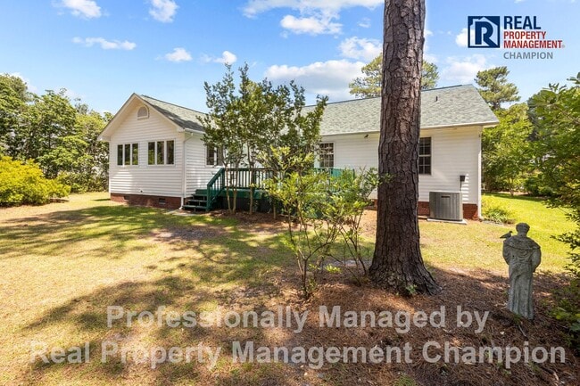 Building Photo - Vintage 3 Bedroom 2 Bathroom in the coveted Fairfield Harbour Subdivision!