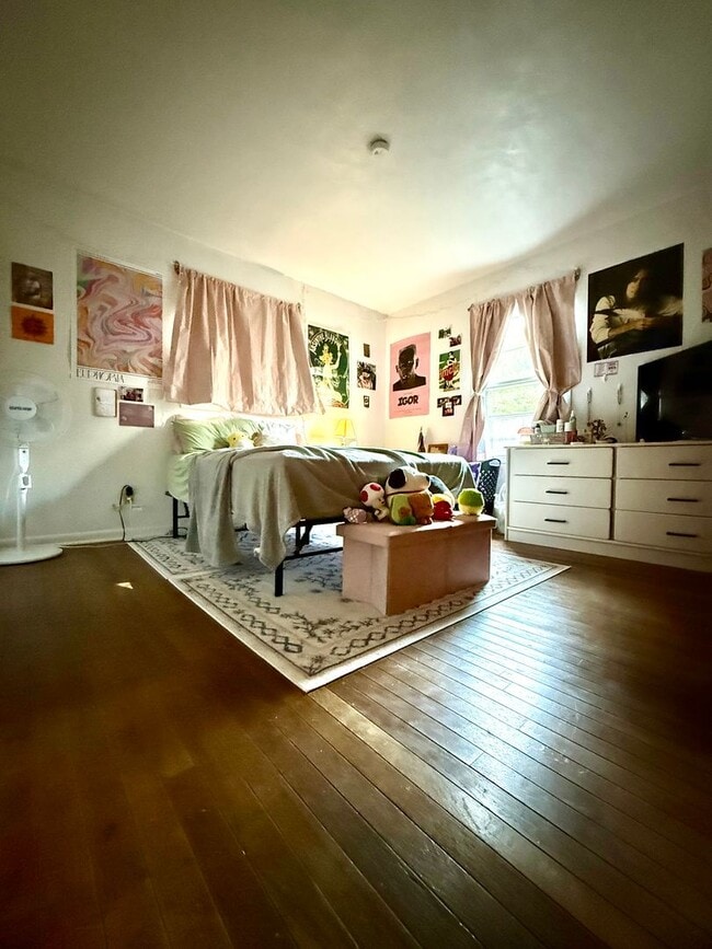 Building Photo - 4 Bedroom Home Avail August 2026!  Monthly...