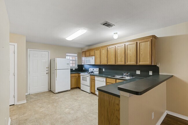 Building Photo - 912 Willow Pond St