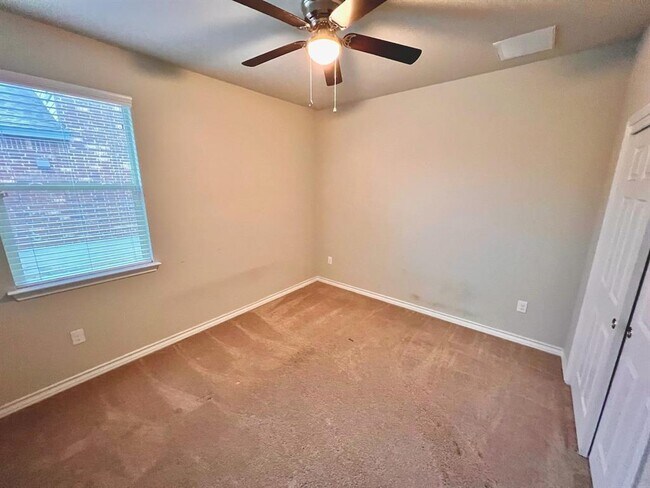 Building Photo - 5717 Lehman Way