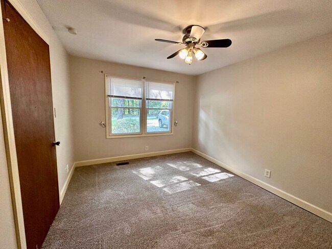 Building Photo - 3 Bedroom House on One Acre of Land!