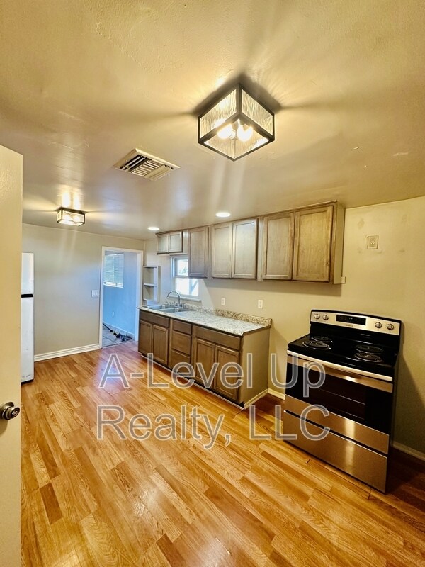 Building Photo - 3909 S 14th Ave