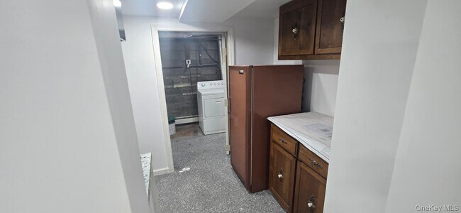 Building Photo - 51 Peconic St