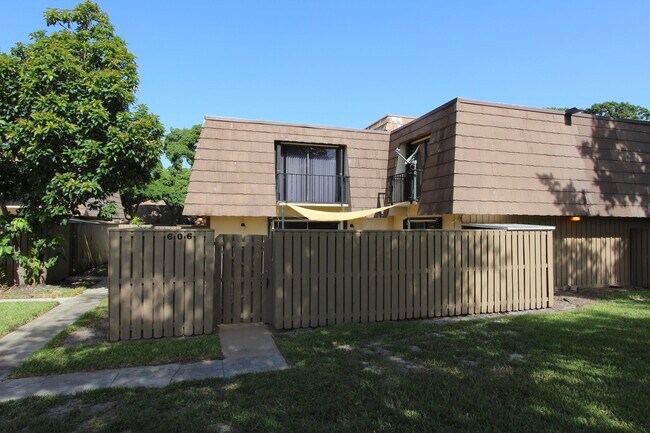 Primary Photo - 606 6th Ct