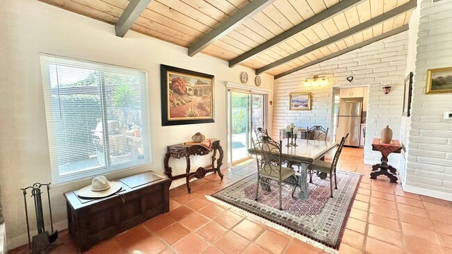 Building Photo - Beautifully Appointed & Fully Furnished, S...