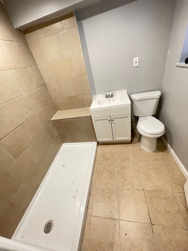 Building Photo - Beautiful Three Bedroom Two Full Bathroom ...