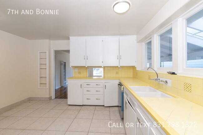 Building Photo - Charming 2 Bed, 1 Bath Home – Prime Coasta...