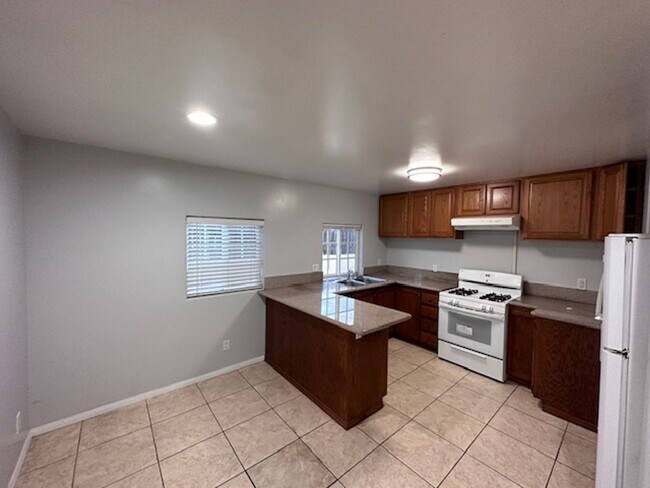Primary Photo - Charming 2 bed+1 bath + bonus office avail...