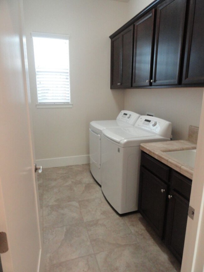 Building Photo - Great Home in East Garrison