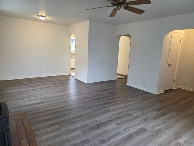 Building Photo - Charming three bedroom/one bath Medford Home | Available Now!