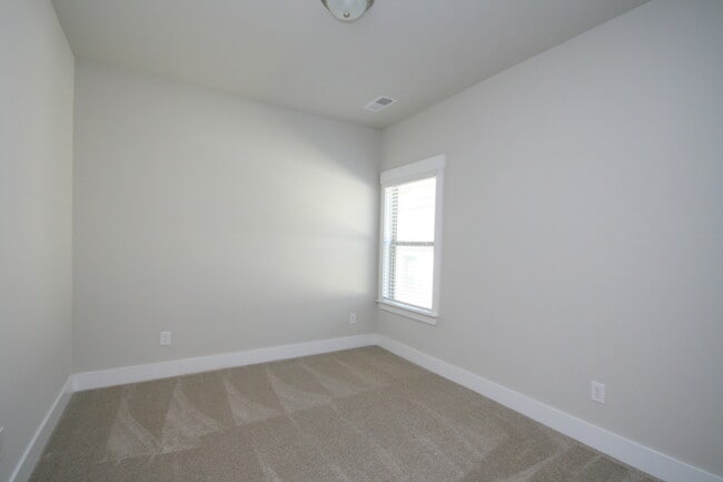 Building Photo - 707 Sluice Dr SW