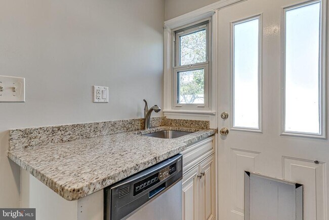 Building Photo - 2722 Jefferson Dr