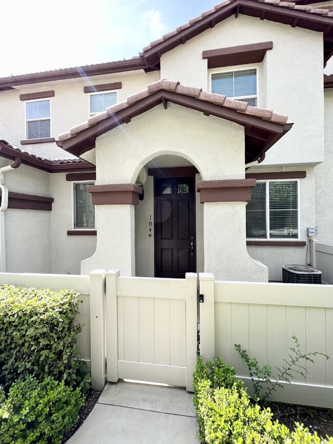 Building Photo - Spacious 2 bed 2.5 Townhouse Murrieta