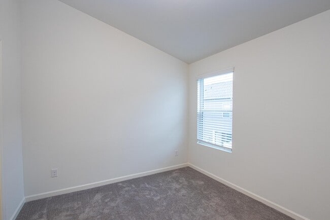 Building Photo - BEAUTIFUL 2 BD Townhome in MIDLAND AVAILABLE NOW