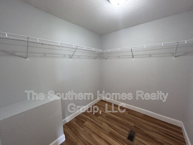 Building Photo - 517 Sherwood Ave