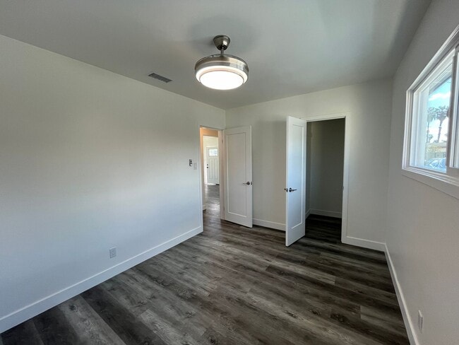 Building Photo - Cozy 2 bedrooms house + 1 bath.  Newly upg...