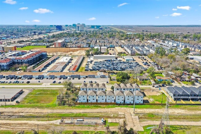 Building Photo - 1136 Wycliffe Dr