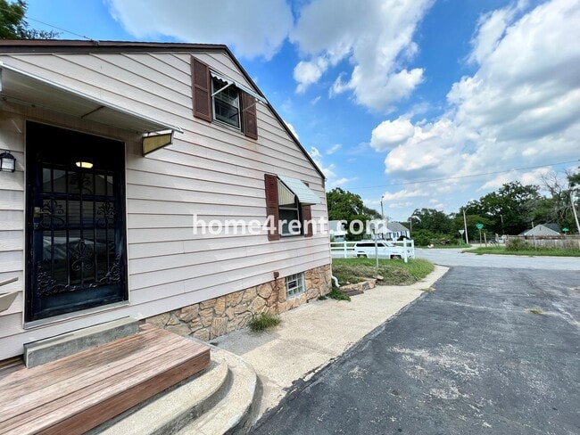 Building Photo - Cozy Ranch Style Home in KCMO w/ Wood Floors and a Fenced in Yard!