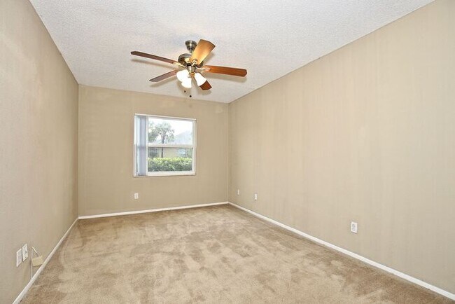 Building Photo - Beautiful 2/2 Condo with Full Lawn Care Included Located in Hawthorne Village – Orlando!