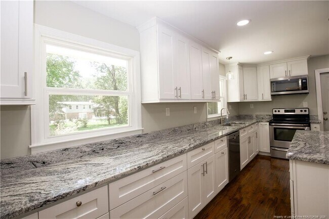 Building Photo - 906 N Glenwood Trail