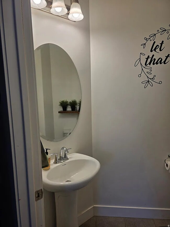 Building Photo - 284 Eaglewood Dr