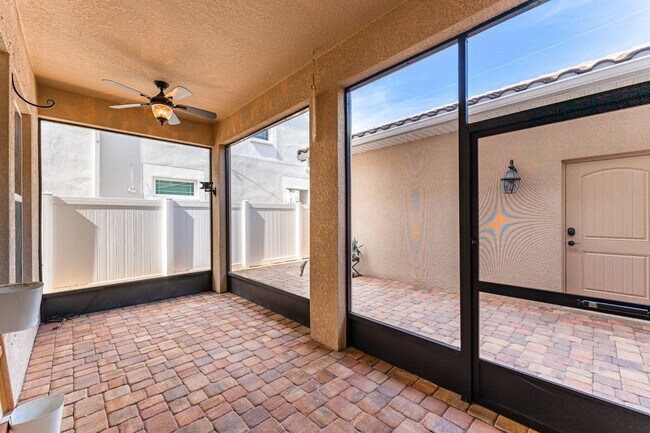 Building Photo - Stunning David weekly designed 3 BR+ OFFICE/ 2.5 BA / 2 Car executive townhouse in Hyde Park / So...