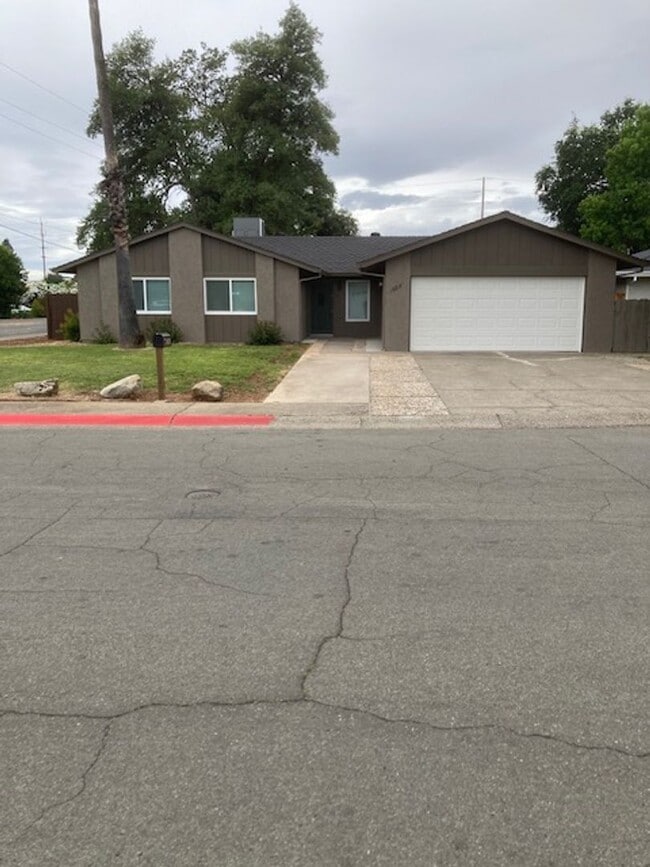 Building Photo - Newly Updated 3 Bdrm 2 Bath House Near Schools and Shopping, Corner of Shasta Pines and Mistletoe