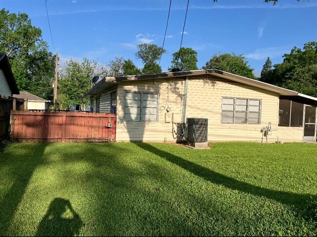 Building Photo - 920 Parsons Dr