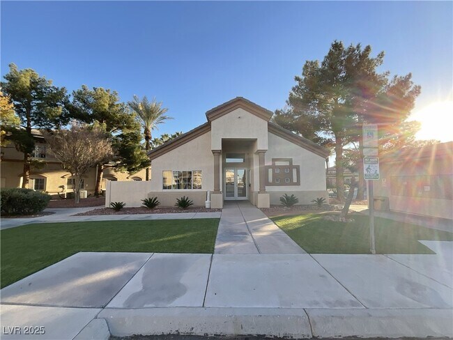 Building Photo - 3400 Cabana Dr