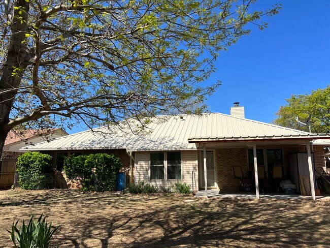 Building Photo - 2108 Selma Dr