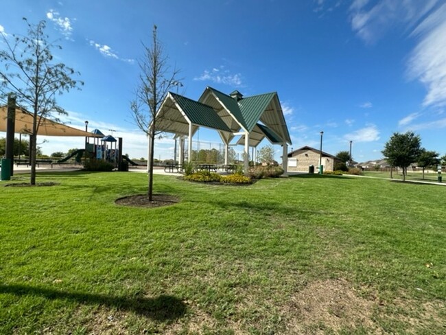 Building Photo - Nice 3 Bedroom, 2.5 Bath Home in Luckey Ra...