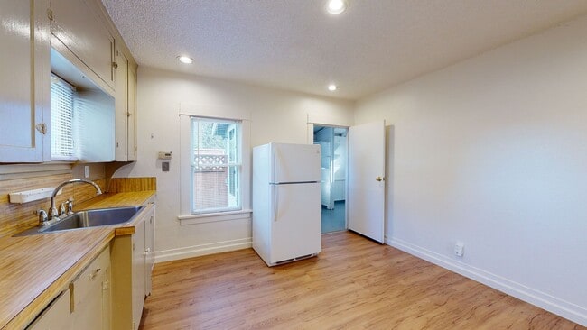 Building Photo - Charming Two Bedroom In the Heart of Downtown Kent !
