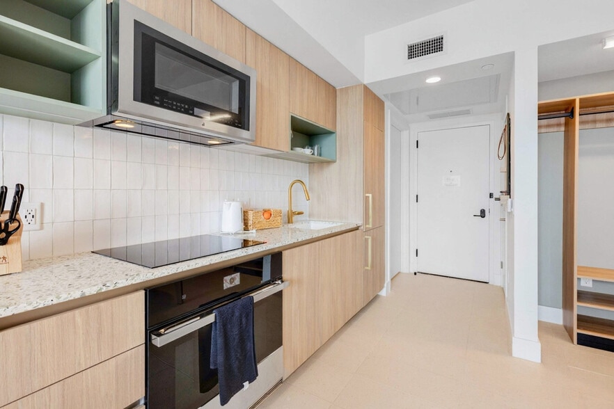 Building Photo - 601 NE 1st Ave