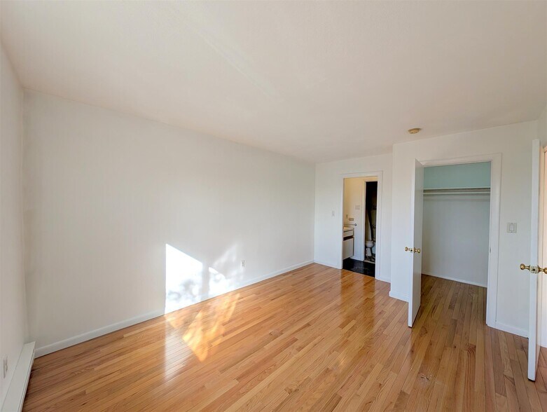 Building Photo - 10 Roberts St