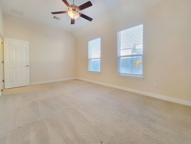 Building Photo - Large 3 Bedroom, 2.5 Bathroom Home – Fully Equipped Kitchen & Washer/Dryer Hookups