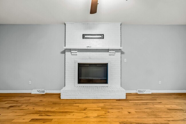 Building Photo - 215 Darrell Dr