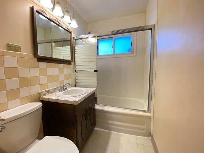 Building Photo - 3 Bedroom Home in Merrillville, IN