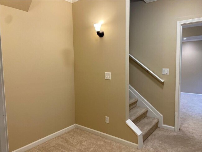 Building Photo - 3400 Palm Cir