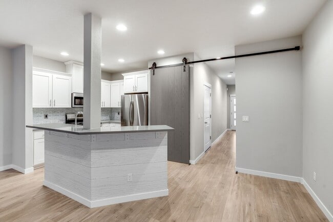 Building Photo - Beautiful 3 Bed, 2.5 Bath Rental Home in H...