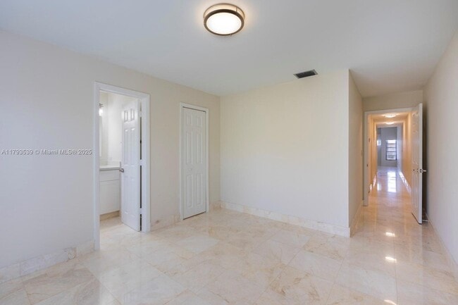 Building Photo - 2733 SW 31st Pl