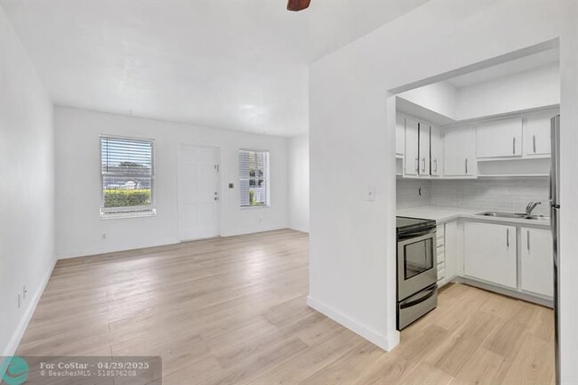 Building Photo - 4525 NE 21st Ave