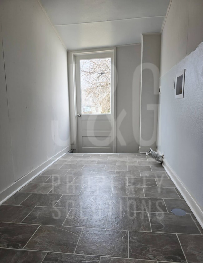 Building Photo - 3 Bedroom 1 Bath Row House