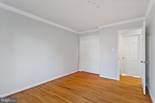 Building Photo - 6800 Melrose Dr