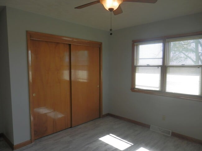 Building Photo - 3 Bed 2 Bath Farmhouse!