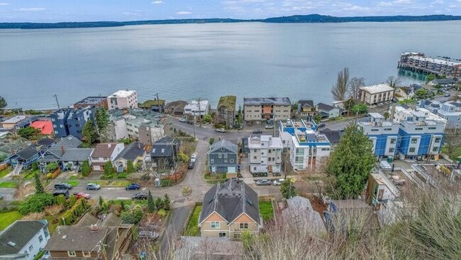 Building Photo - Quintessential West Seattle Townhome with Air Conditioning